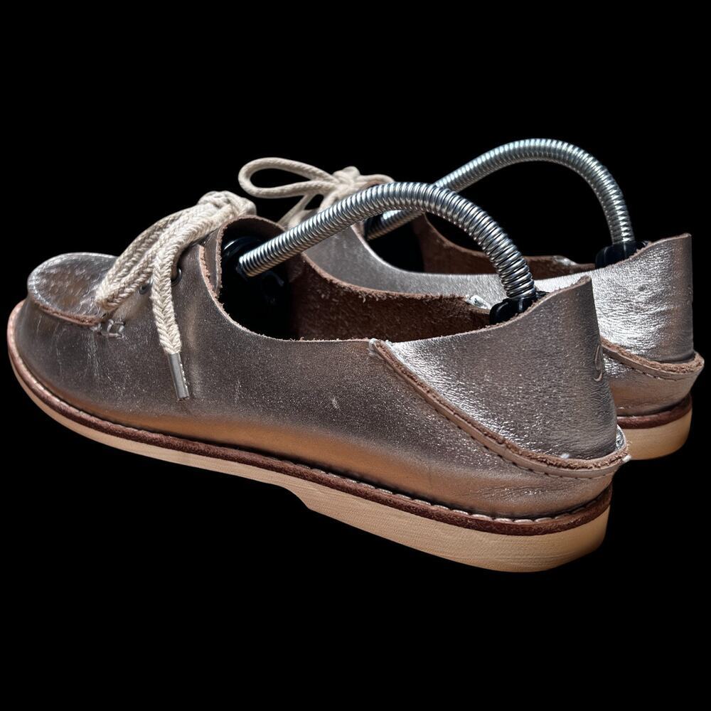 OLUKAI Moku Perf Women's Sz 7 Leather Slip On Loafer Boat Shoes Silver Metallic - Picture 3 of 16
